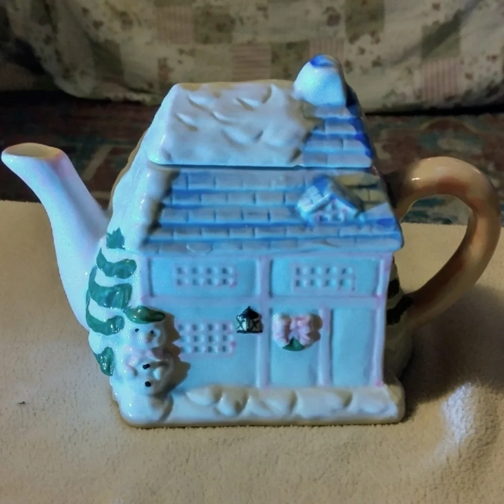 Holiday Tea Pot - Picture 1 of 10